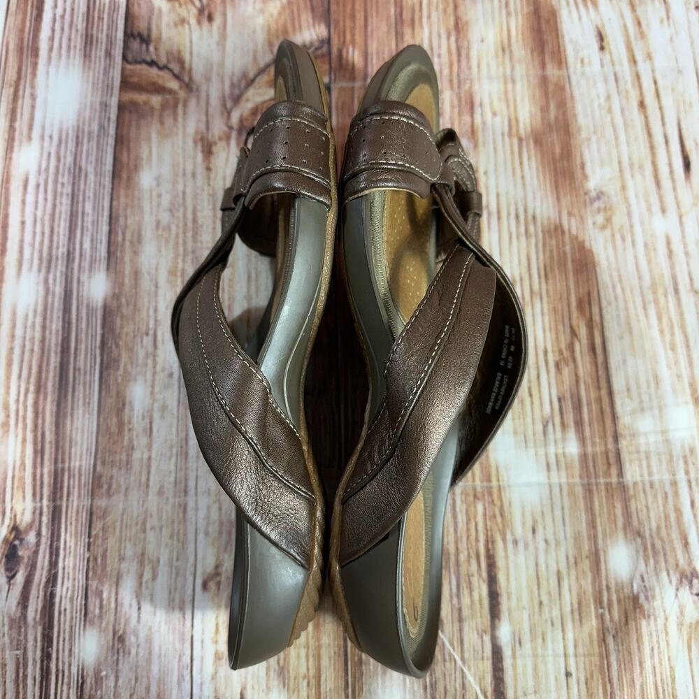 Clarks Sandals Sz 9 Bronze Leather Open Toe Slides Flip Flops Thong Flats Shoes - Picture 8 of 11